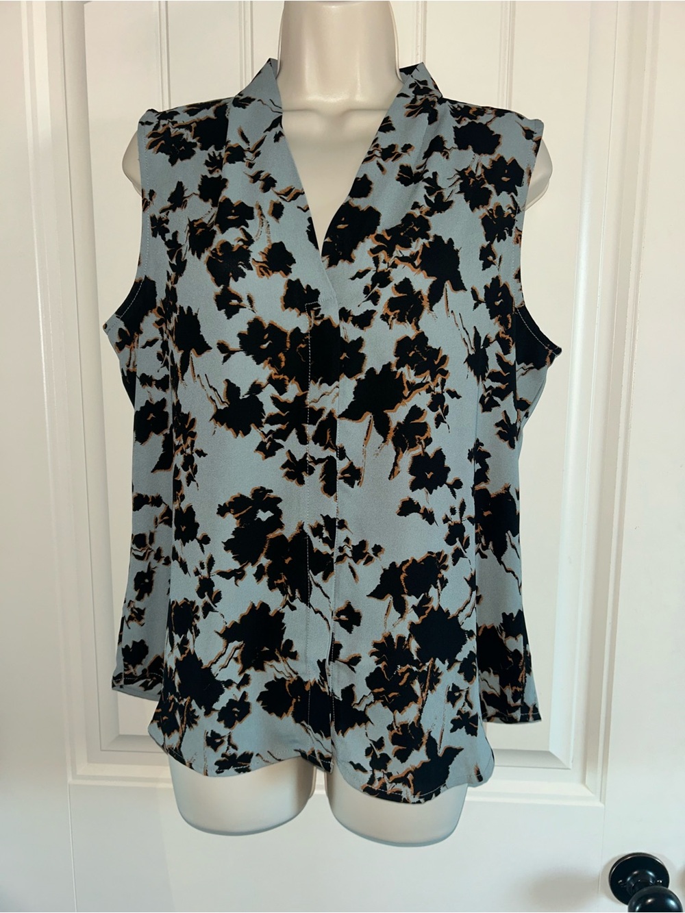 NEW Nordstrom Rack Sleeveless V-Neck Floral Blouse in Light Blue Black and Tan M